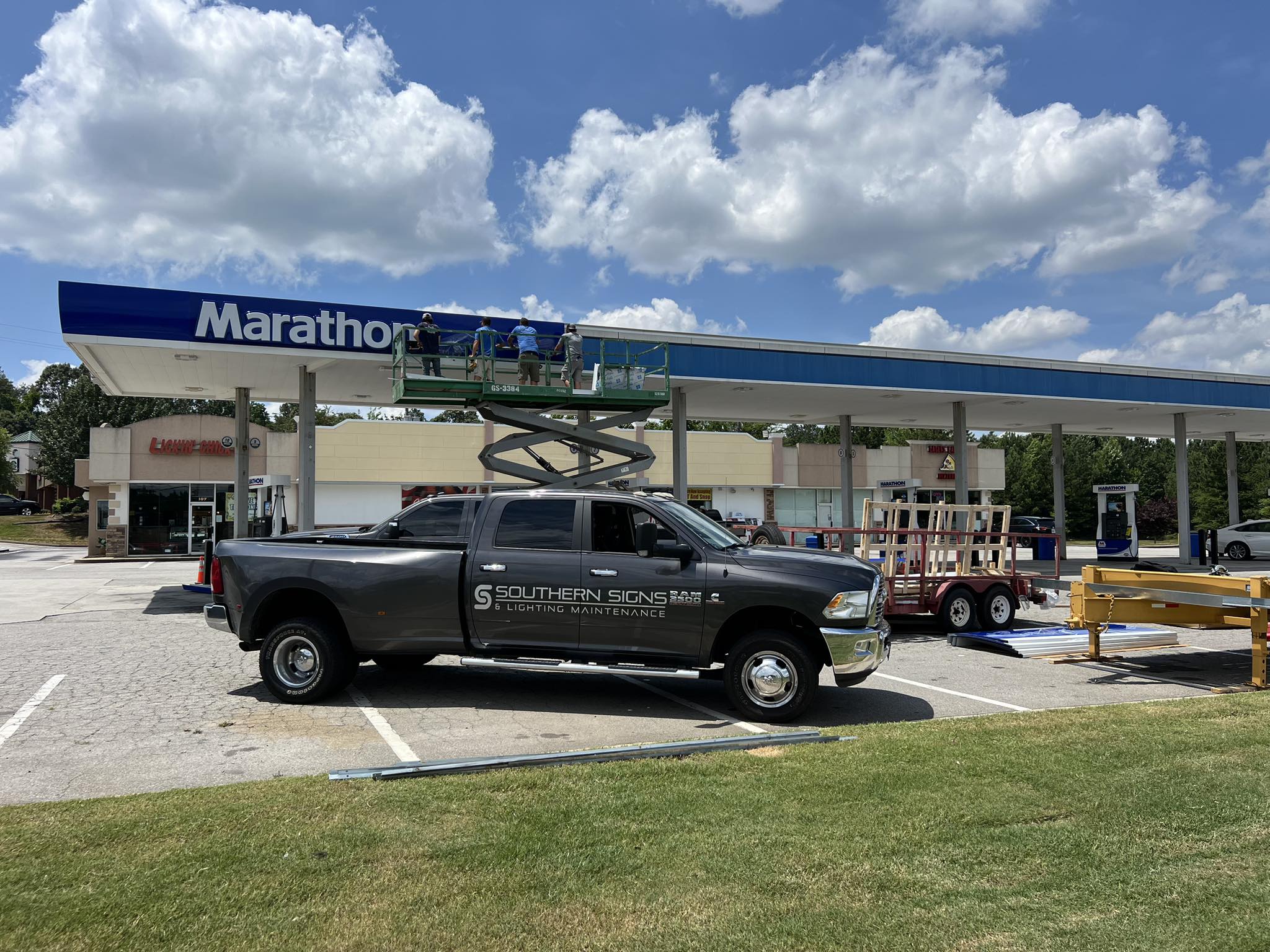 https-//lighting-service.com/home/?et_fb=1&PageSpeed=offSouthern Signs & Lighting Maintenance Team